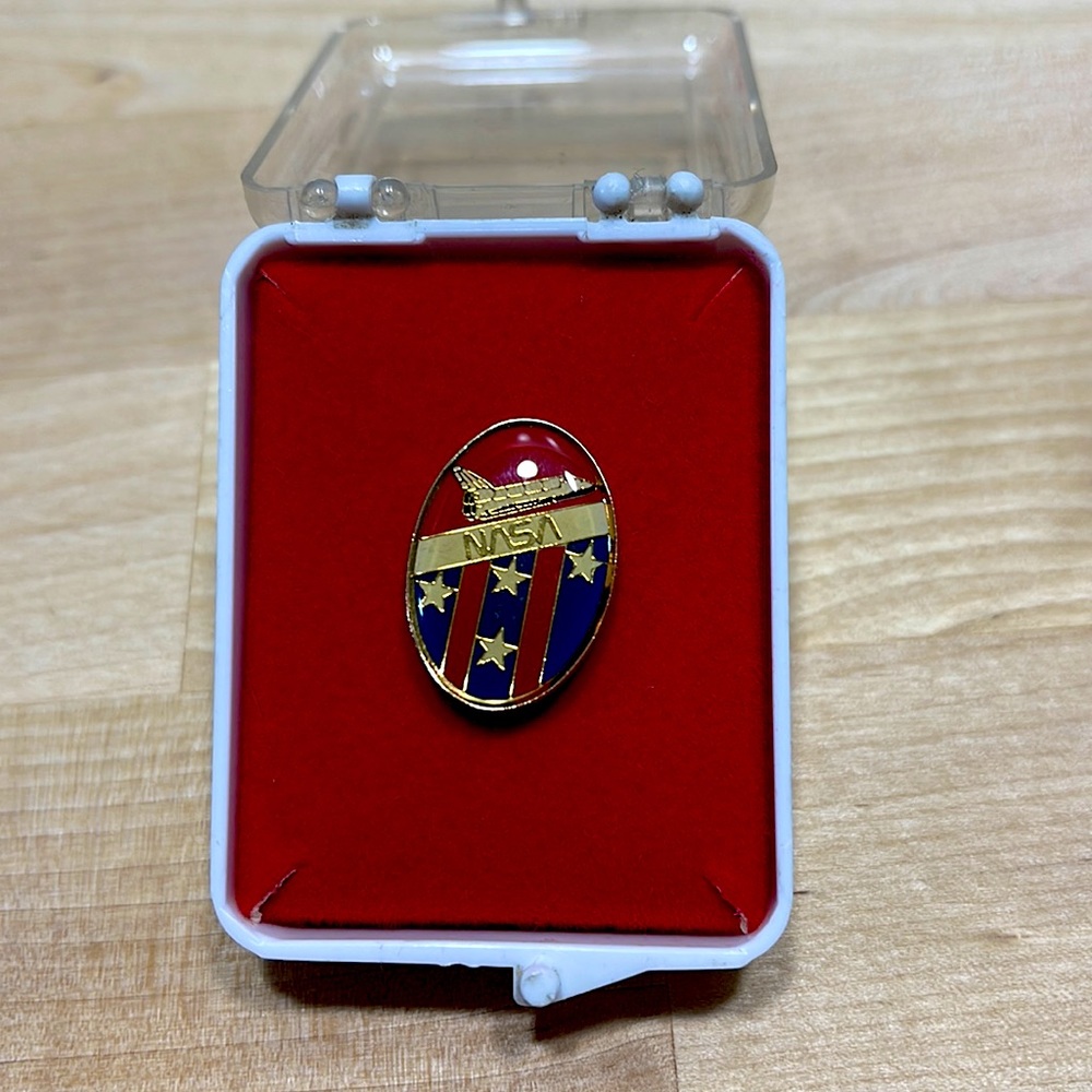 VINTAGE NASA PIN with Stars and Stripes and space shuttle